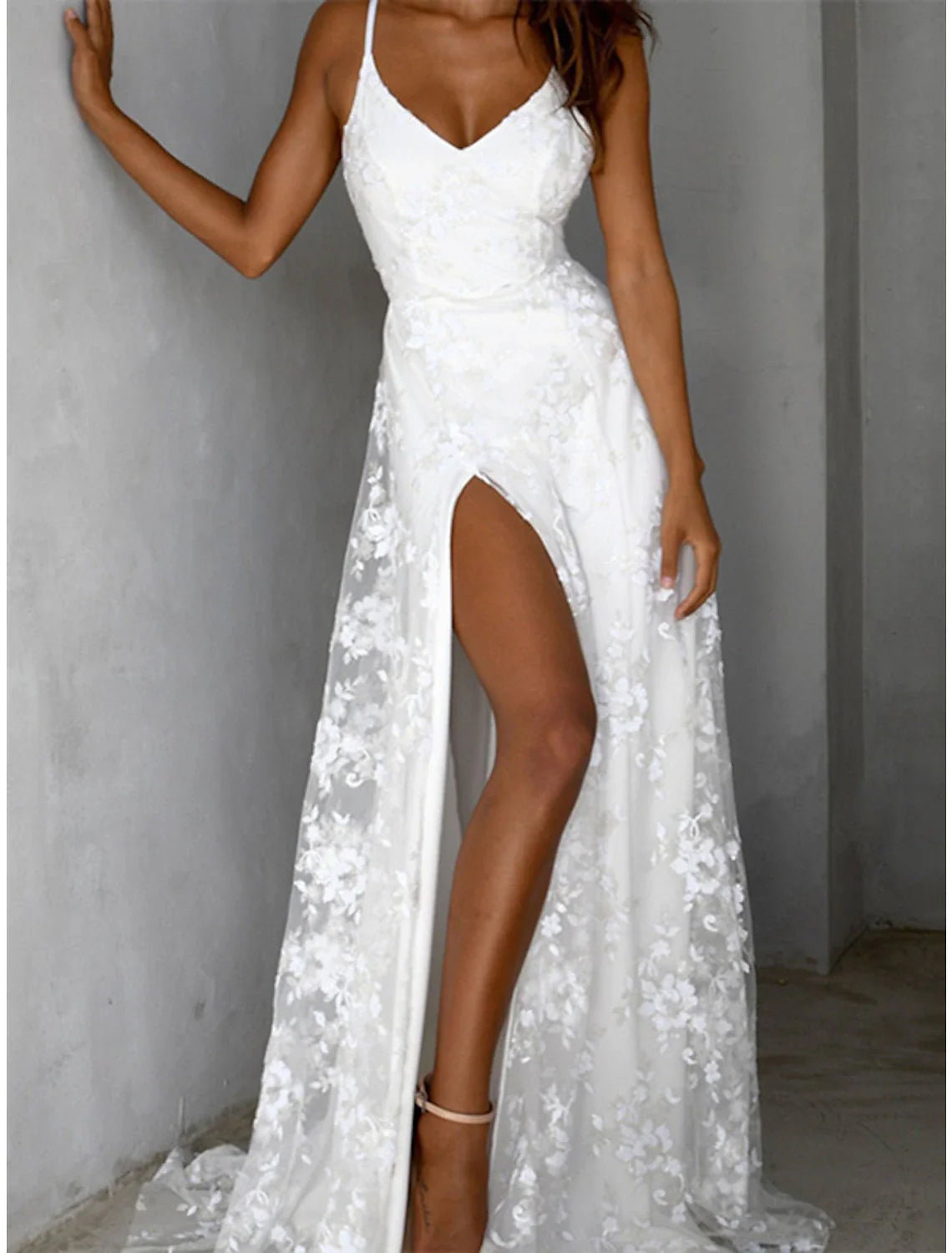 Beach Wedding Dresses A-Line Camisole V Neck Spaghetti Strap Court Train Lace Bridal Gowns With Appliques Split Front Formal Wedding Dress